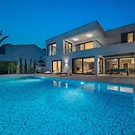 Ultraluxury Elyzeum With Heated Pool Trogir