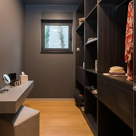 Вілла Ultraluxury Elyzeum With Heated Pool Трогір