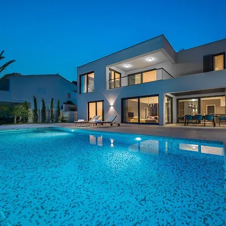 Ultraluxury Elyzeum With Heated Pool Трогір