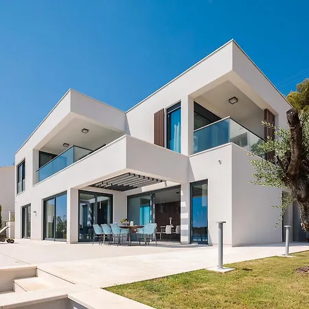 Ultraluxury Elyzeum With Heated Pool Villa