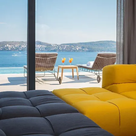 Ultraluxury Elyzeum With Heated Pool Willa Trogir